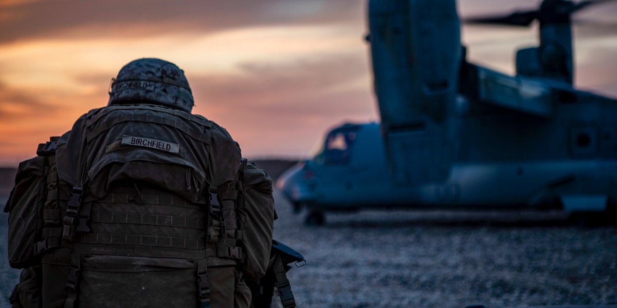 HeloMech302's tweet photo. USMC: Toward the Unknown 

Lt. Col. James Birchfield, commanding officer of 3rd Battalion, 4th Marines prepares to board an MV-22B Osprey assigned to Marine Medium Tiltrotor Squadron 165 in Southwest Asia. https://t.co/45zlSWorfJ