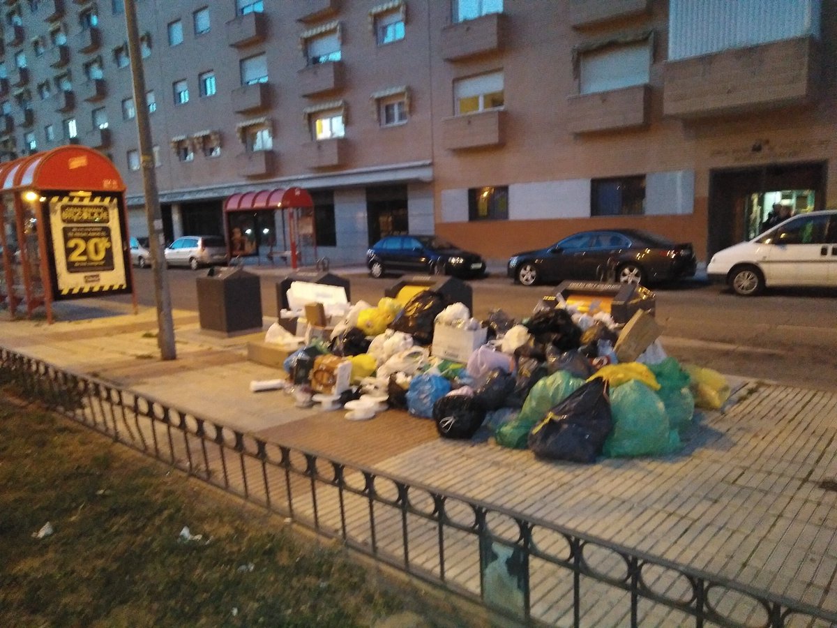 Felix_GonzalezM's tweet photo. @AytoAlcorcon Lamentable estado de la Isleta en calle Inspector JA Bueno
Llevan DOS días en este estado de salubridad. Luego el Ayto exige limpieza a sus vecinos.
Me puede explicar el Concejal y/o Alcalde esta situación de FALTA DE RECOGIDA DE RSU? https://t.co/oYn5U95iLR