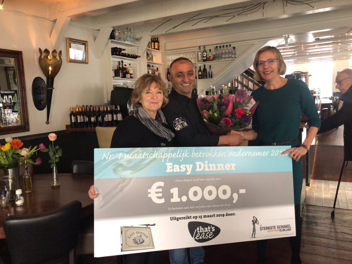 Wat een leuke verrassing vanmiddag😄 Krijgen met onze award voor het meest maatschappelijke bedrijf in de regio. De prachtige bloemen hoorde er ook nog bij. Dank u wel onze locoburgemeester Gezina Atzema en Cornelia schütt van het sociale team en een dank je wel trouwe gasten👏