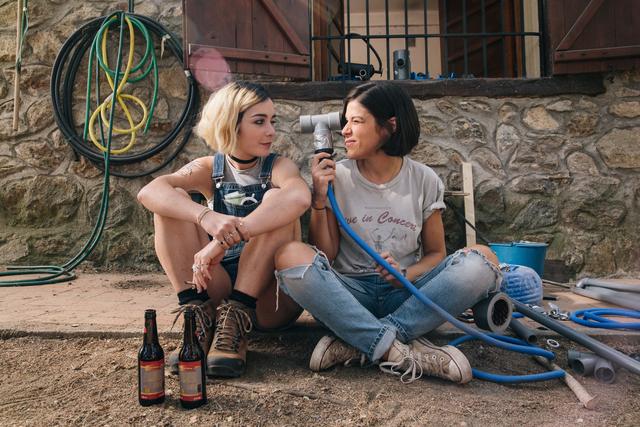 "El increíble finde menguante", en Zonazine, explora las posibilidades del bucle temporal en la era millennial. Parece un cruce entre "Fin" y "Sin Fin", y aunque tengamos la sensación de haberla visto muchas veces tiene cierta frescura. Atención al magnetismo de Iria del Río.