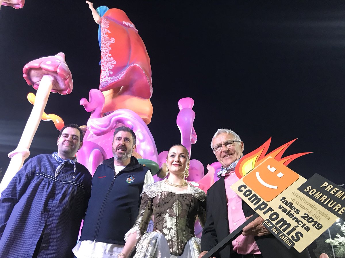 compromis's tweet photo. En unes hores, els ninots de #Compromís🍊 serem #CombustiblePerAFalles🔥, i això ens encanta, perquè la crítica i la sàtira són l'ànima de la festa!
📸Recull de les fotos dels ninots que ens han enviat i que ens peguen canya ➡️ https://t.co/0BihESqhDO #FallesAmbCompromís🔥 https://t.co/8Nicvp3Rcm