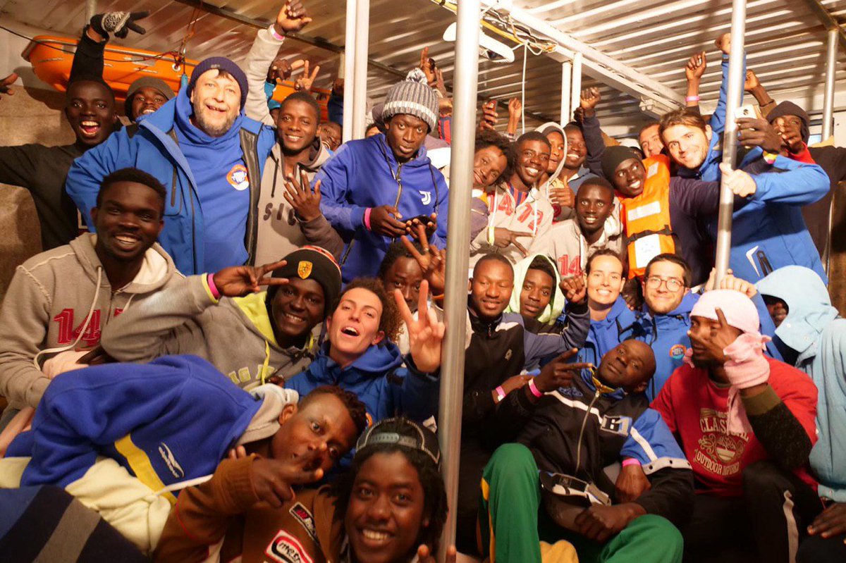 RescueMed's tweet photo. I 48 migranti ancora a bordo stanno per sbarcare a Lampedusa, sottratti alle onde e all'inferno libico auguriamo a loro una buona fortuna in Europa. Il loro sorriso è il nostro. #SavingHumans https://t.co/ZTGGVWXSz9