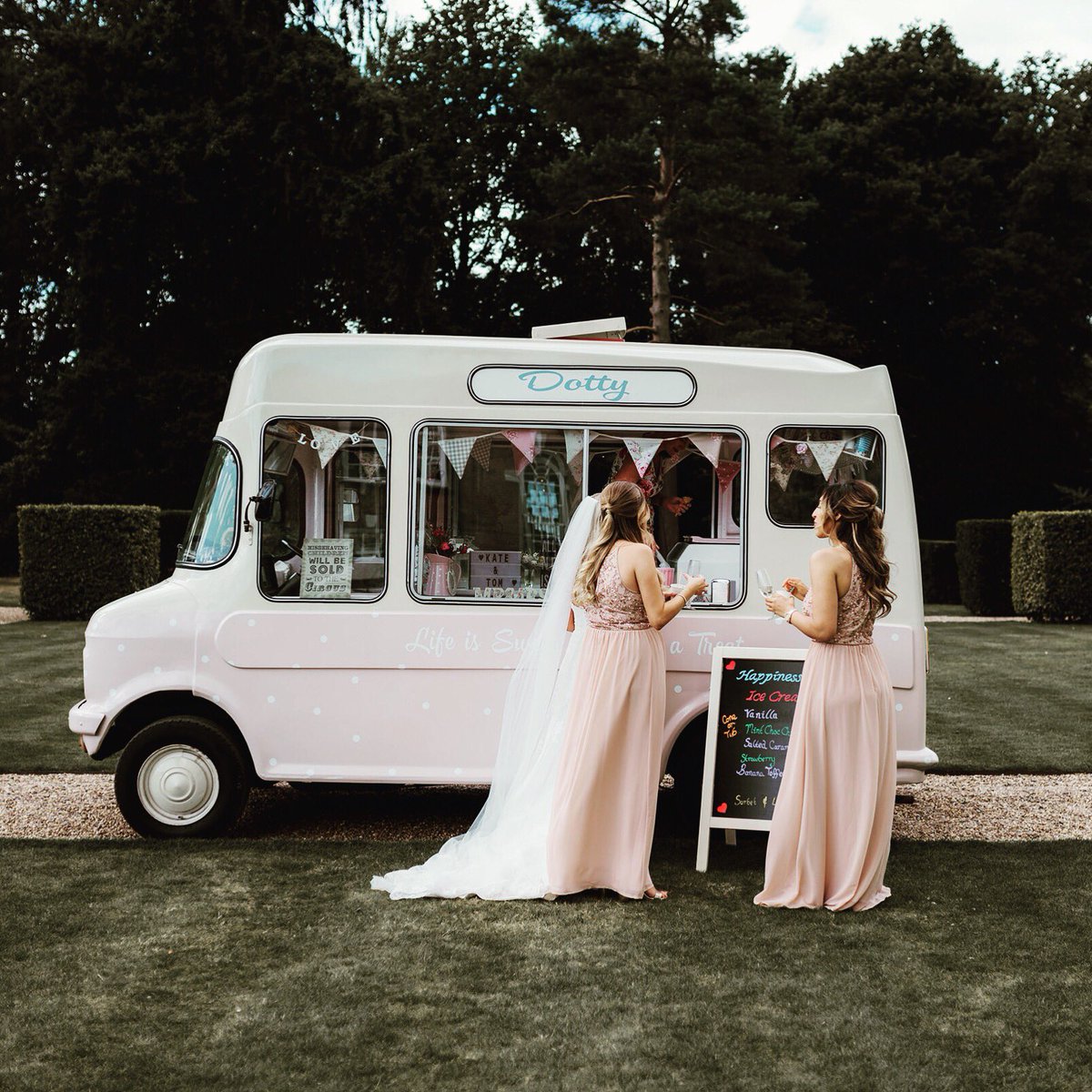 dottyicecream's tweet photo. I love this picture of Dotty with Kate and her girls at Kate &amp; Toms wedding last year at @iscoydpark 💕 #Wedding #weddings #engagement #bridegoals #cheshire #icecream #Shropshire #cheshirebride https://t.co/NRrBRRGWII