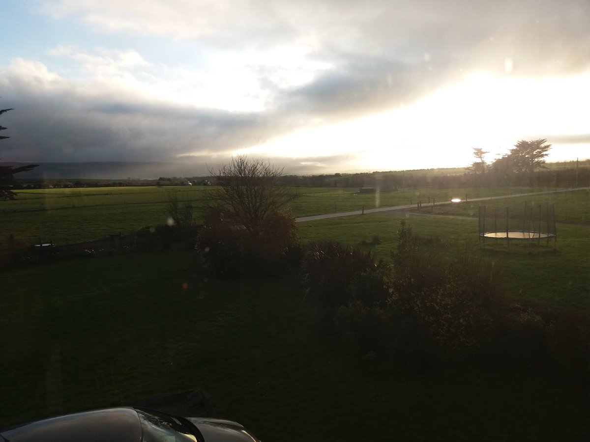 Munsterwin's tweet photo. Nice mild spring evening here in #Ballyackey #Kielduff #Tralee #Kerry https://t.co/47PwxAkdWG