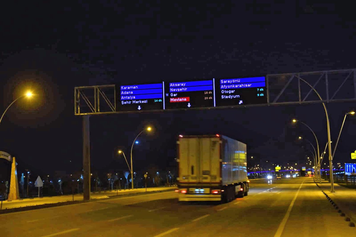 u_ibrahim_altay's tweet photo. Şehir içi Elektronik Yönlendirme ve Bilgilendirme Sistemi’mizi test etmeye başladık. 
.
Bu sistem ile; iki nokta arasında ortalama varış süreleri, yol durumu, bilgilendirme, otopark yönlendirme, kaza ve ulaşım durumları vb. anlık takip edilebilecek. Sistemi sürekli geliştireceğiz https://t.co/gXiFZo3yX6