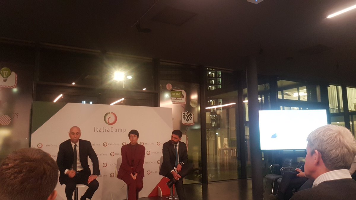 MarianoAvaglian's tweet photo. #InnovareCon @davidedatri "Se hai quel fuoco dentro di realizzare qualcosa non pensi ad altro che a realizzarlo" @ItaliaCamp https://t.co/mLzSb5y3KB