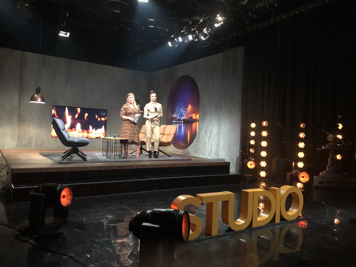 Mari_Haavisto's tweet photo. Huippumimmien @Nina_Rahkola & @kirsialmsiira Studio-ohjelma starttaa just. Studiossa katsomossa paikalla myös #suomiareena:n pääyhteistyökumppanit. #mtvstudio https://t.co/Z3s22VUU83