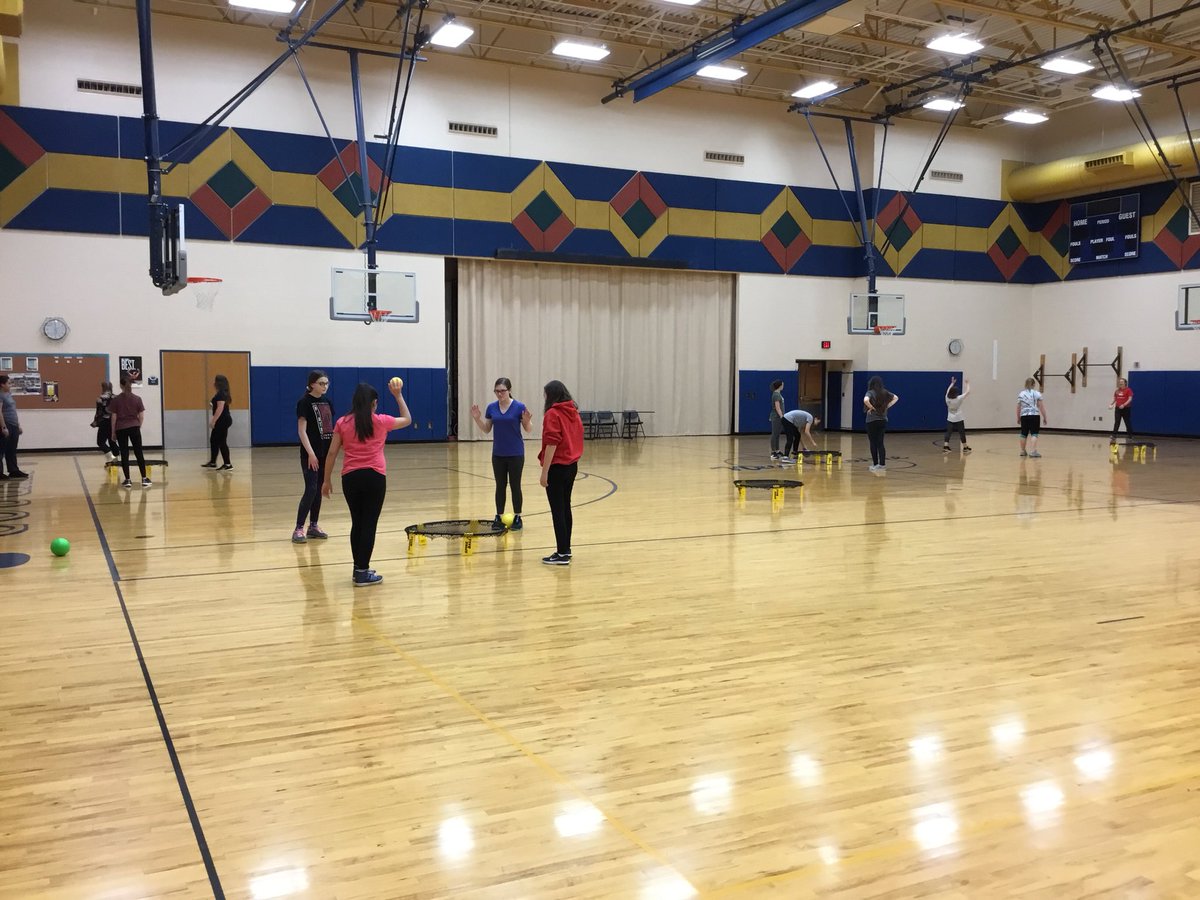 MissBrowerPE's tweet photo. Trying out our new @Spikeball sets today!! We may need lots of practice because weโre new, but at least everyone is having a good time!! #Spikeball #TrySomethingNew #MSPHysEd @NPCougarNation https://t.co/b07cWe1Exg