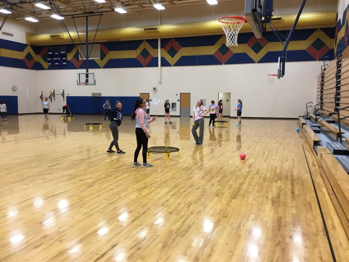 MissBrowerPE's tweet photo. Trying out our new @Spikeball sets today!! We may need lots of practice because weโre new, but at least everyone is having a good time!! #Spikeball #TrySomethingNew #MSPHysEd @NPCougarNation https://t.co/b07cWe1Exg