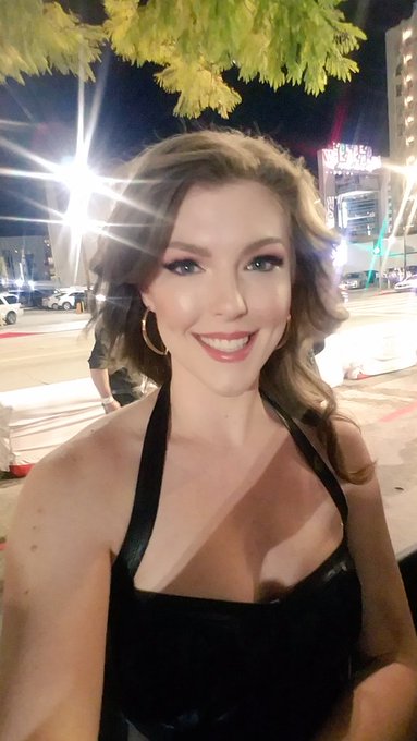 Thanks for being the best red carpet arm cady a babe could ask for @themickeymod! @TGEroticaAwards https://t<a href="/tag/blacked"class="tags"><span>#blacked</span></a><a href="/tag/hellaella"class="tags"><span>#hellaella</span></a><a href="/tag/setyourwatch"class="tags"><span>#setyourwatch</span></a>