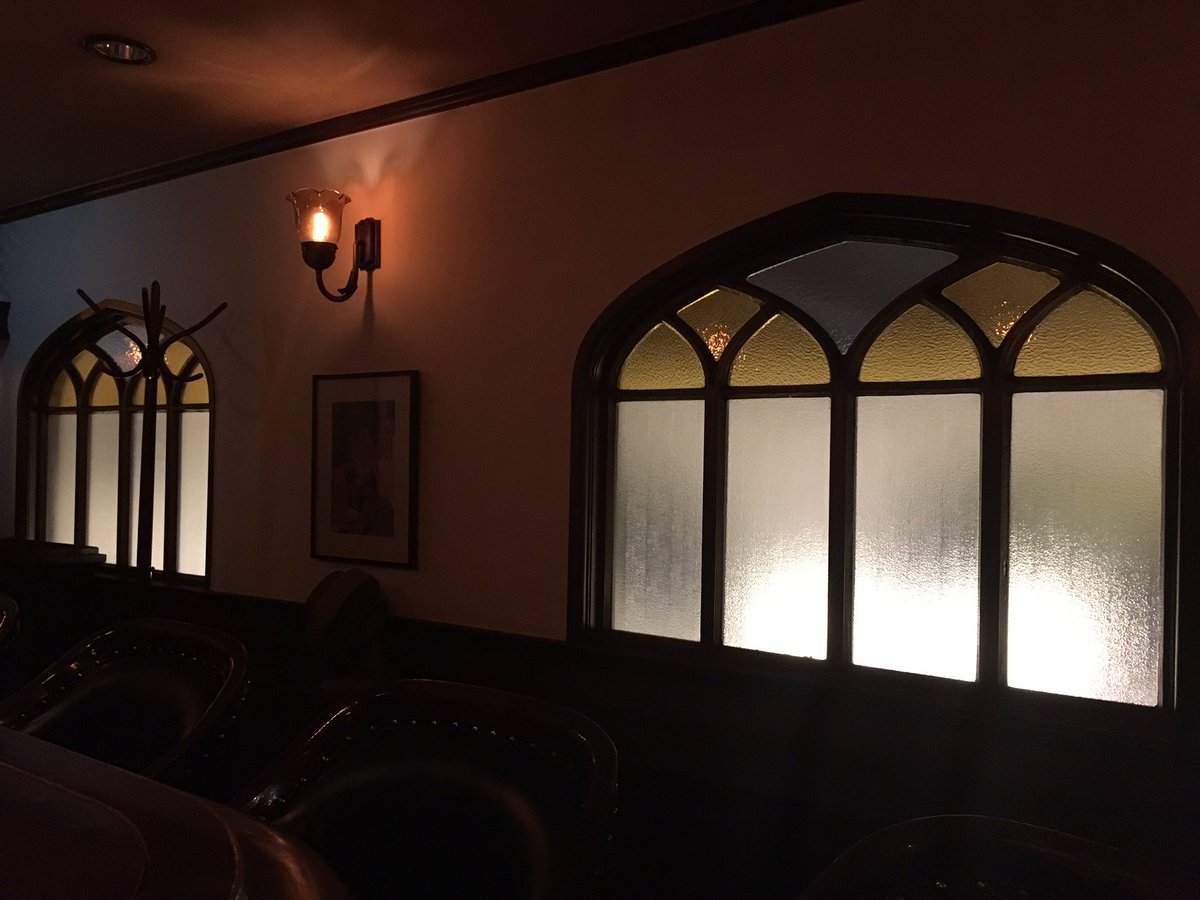 B I B L I O R I U M On Twitter 横浜にある馬車道十番館二階の英国風酒場は 伝説のバーテンダー金山二郎を 生んだ歴史あるオーセンティックバー 日常から離れたクラシカルな雰囲気が漂う中で 今に語り継がれる酒場文化の精神を受け継いだバーテンダーが作る色鮮やか