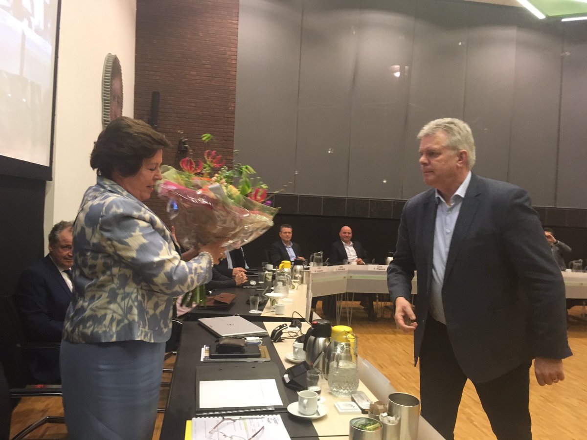 Namens de raadHadM bedankt Henk Weijs burgemeester Leppink na haar laatste raadsvergadering in HadM.