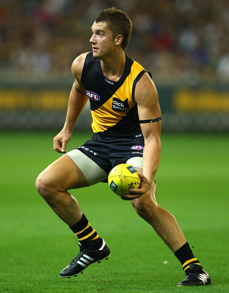 leachitup's tweet photo. This is the biggest @Richmond_FC debut for a Round 1 game against Carlton since Ben Cous....actually that's not good.

Since Dustin Martin, Round 1 2010. Much better.

#Lynchmond #GoTiges https://t.co/IUHvYsJcha