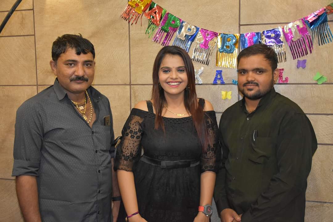 DineshKumar5905's tweet photo. #Kajal_Musical_Group MEHESANA Organizer :- #BabaModhera Wish You a Special Day Happy Birthday Brother 🎂🎉🎂🎈🎉 https://t.co/iz5UOPH7On