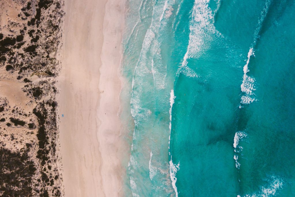 Jayride's tweet photo. Did you know that @Australia has a coastline of more than 60,000 kilometres? That's a lot of fun in the sun! #Australia #Beaches #Jayride https://t.co/VQGpZCod0k https://t.co/m1Ry2iiu9Z