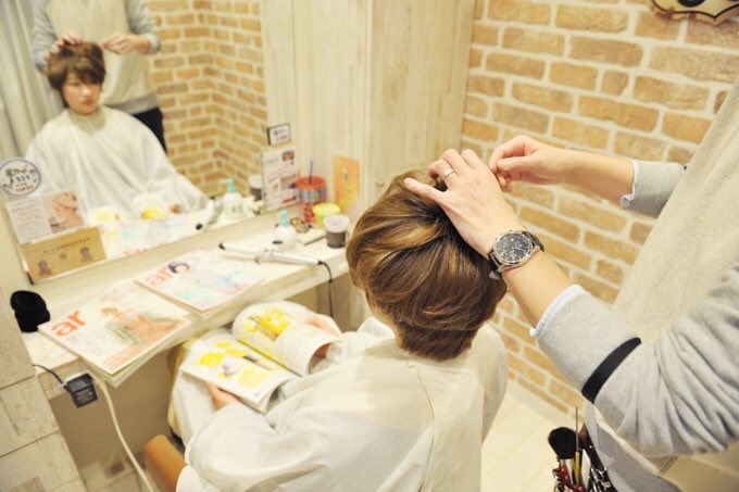 _1000000v_'s tweet photo. 失恋したらヘアカット代が無料になる『失恋美容室』を本日オープンさせました！✂️代金の代わりにお客さまが支払うのは「失恋エピソード」。いただいた失恋エピソードはコンテンツ作りに活かされます。イメージモデルには有村藍里さん！前向きなみなさんを応援しまーす！　https://t.co/655UtloQpD https://t.co/o7i4Ji62Es