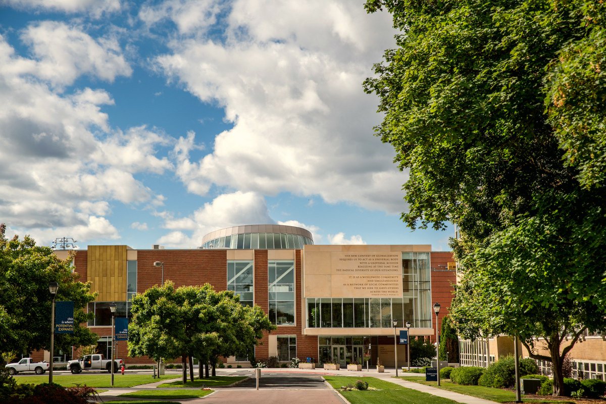 VisitSpokane's tweet photo. Over 7,000 students go to @GonzagaU, so @jimmykimmel, chances are you know someone who knows someone who knows someone that went there. And they're probably smarter than you. Average SAT Score: 1260. #gonzagaexists #MarchMadness https://t.co/9Mnak698Ph