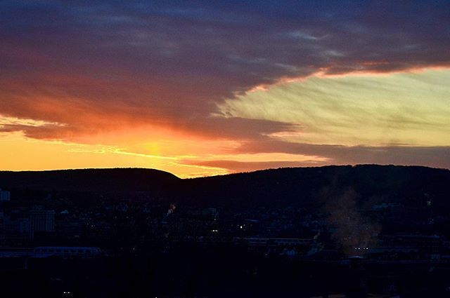 Maureen1743's tweet photo. Pennsylvania mountains sunrise. ☀️3/18/19
#Scranton #scrantonpa #nepa #igers_nepa #nepascene #mountainscapes #sunrise #explorers_of_light #igers_scranton #The570 #scrantonscape #TheElectricCity #raw_skies #scrantonlove #paintedsky #paintedskies #pennsyl… https://t.co/sWid7VfYcN https://t.co/iiI9qa7vD7