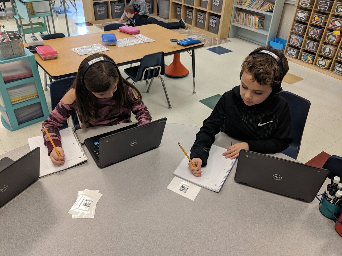 BreGolden11's tweet photo. Yesterday we had a mini research project on finding facts about Spring. Non-fiction books, online articles, and videos all helped in our research! 100% engagement 👍 Nice job, first graders! @ChannahonPride https://t.co/qBTY6tsgLm