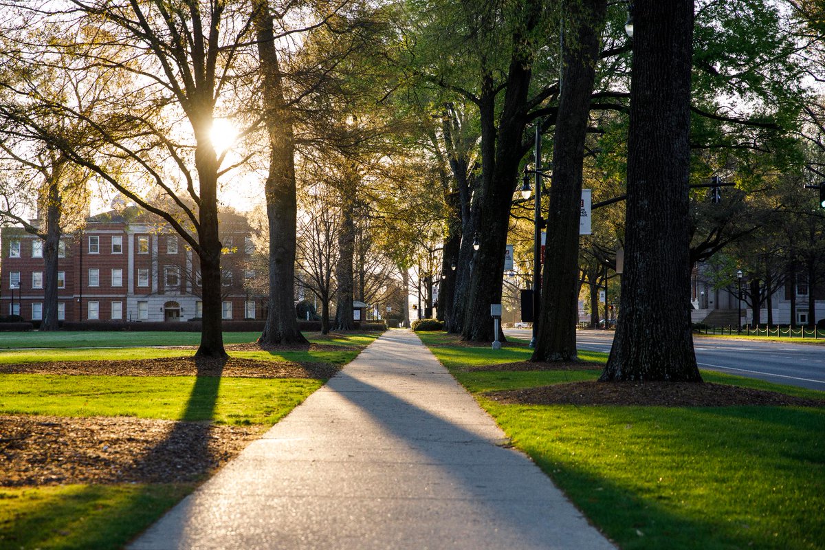 UofAlabama's tweet photo. One of our favorite traditions? Our beautiful Quad 😍 We missed these views during Spring Break! ↓☀️ #RollTide https://t.co/xAxtmGPi6S