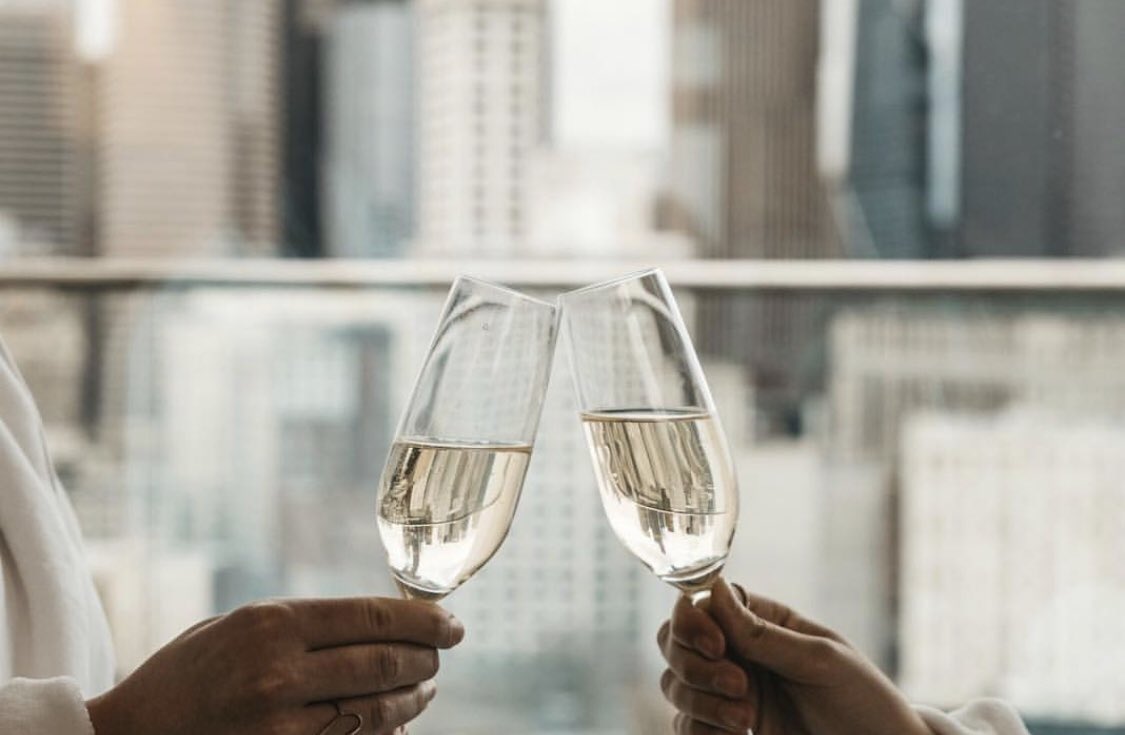 13CoinsSeattle's tweet photo. Enter for your chance to win a SUITE package and stay at our neighboring hotel property β @EmbassySeattle π€©β¨ Follow and enter to win on Instagram: https://t.co/Hq9GK6d3Fu #SuiteLife #VisitSeattle #SeattleStaycation π₯πΎ #seattlehotels #wawine #wawinemonth https://t.co/I2dgo4Nd45