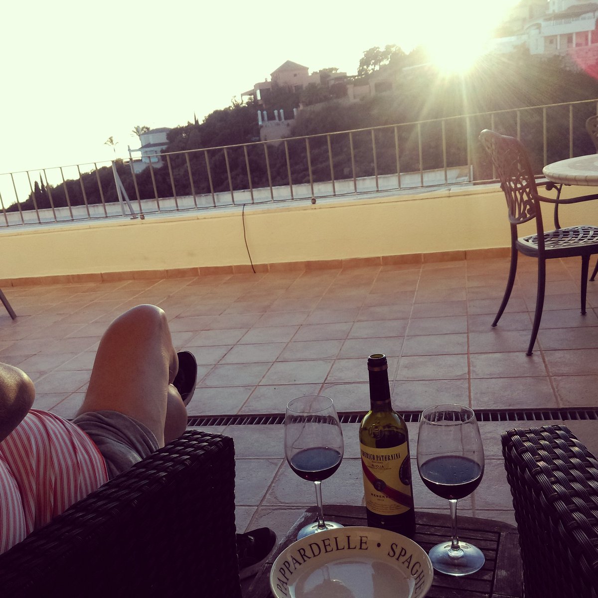simonbryan63's tweet photo. What an evening to sit and have a lovely glass of rioja with main man himself. As you get older you really do appreciate the simple things 👌#themainman #rioja #quitetimes #simplethings https://t.co/uXARl0SCqx