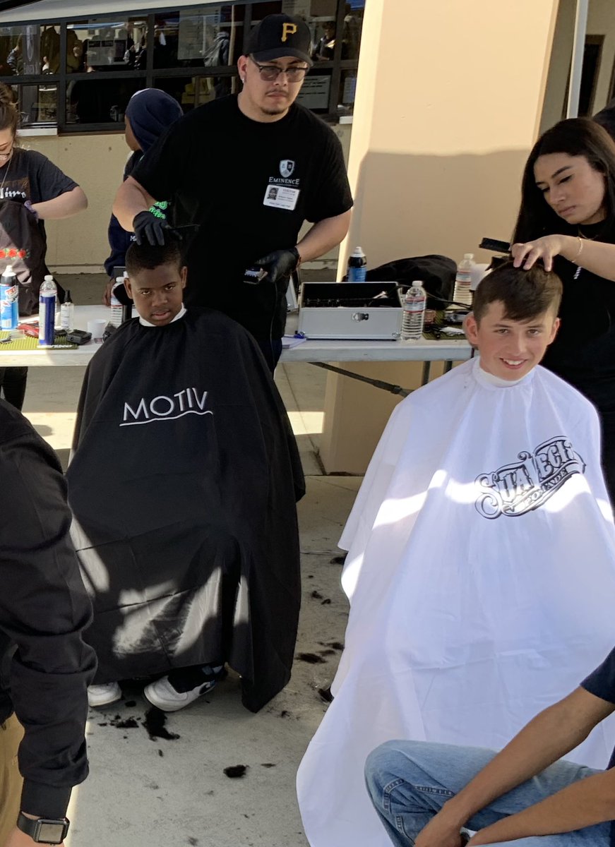 DrDanaDunams's tweet photo. Pumping positivity at Vista del Lago H.S. Students bonding over haircuts and showing off their athletic skills! Could this be a potential profession?!? 😃🤔🙌🏽#collegeandcareerready #vistarocks #vistacounselors #teamtwin #vistaisnumber1 https://t.co/tiudvsyQDH