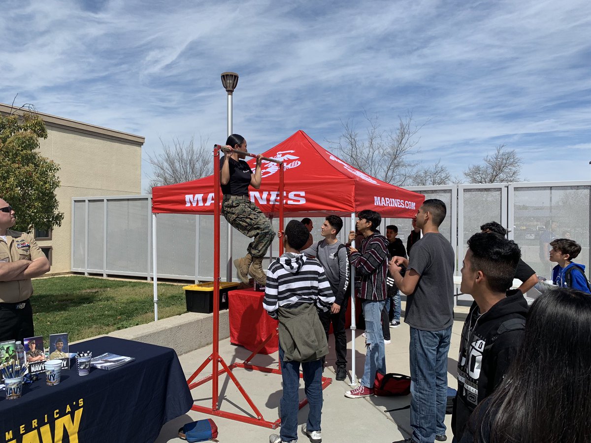 DrDanaDunams's tweet photo. Pumping positivity at Vista del Lago H.S. Students bonding over haircuts and showing off their athletic skills! Could this be a potential profession?!? 😃🤔🙌🏽#collegeandcareerready #vistarocks #vistacounselors #teamtwin #vistaisnumber1 https://t.co/tiudvsyQDH