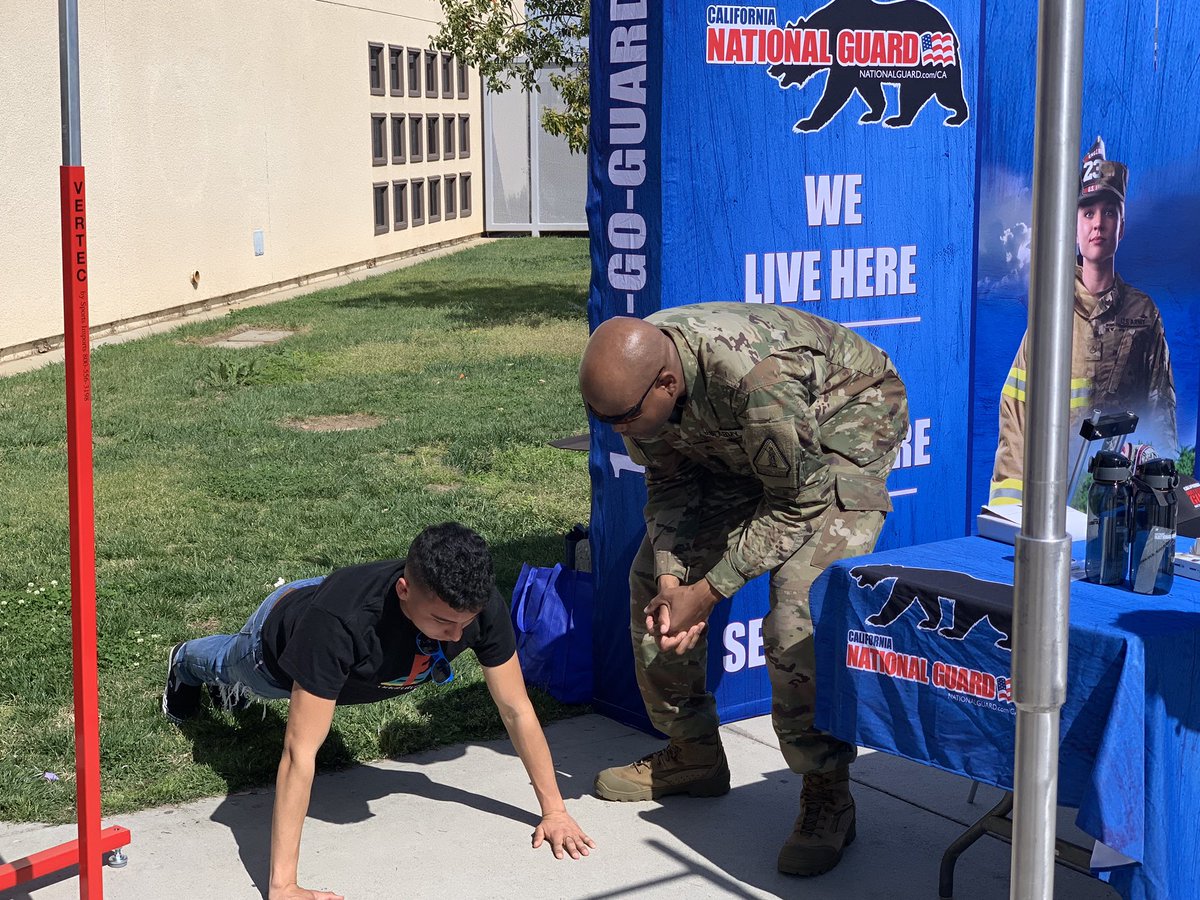 DrDanaDunams's tweet photo. Pumping positivity at Vista del Lago H.S. Students bonding over haircuts and showing off their athletic skills! Could this be a potential profession?!? 😃🤔🙌🏽#collegeandcareerready #vistarocks #vistacounselors #teamtwin #vistaisnumber1 https://t.co/tiudvsyQDH