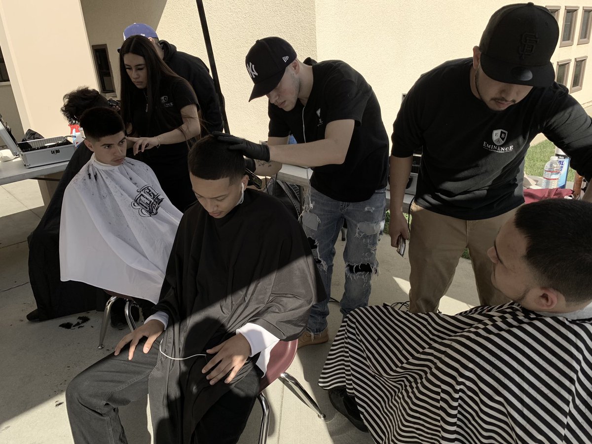 DrDanaDunams's tweet photo. Pumping positivity at Vista del Lago H.S. Students bonding over haircuts and showing off their athletic skills! Could this be a potential profession?!? 😃🤔🙌🏽#collegeandcareerready #vistarocks #vistacounselors #teamtwin #vistaisnumber1 https://t.co/tiudvsyQDH