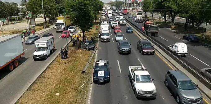 EsporaNoticias's tweet photo. Doble accidente en la  #MéxicoQuerétaro genera caos vial en #Cuautitlán #Izcalli

Un coche impactó a 2 trabajadores municipales de limpia en la lateral de la México-Querétaro, a la altura de Plaza San Marco Izcalli dirección norte. Más adelante se registró carambola de vehículos. https://t.co/uKHPazmdnZ