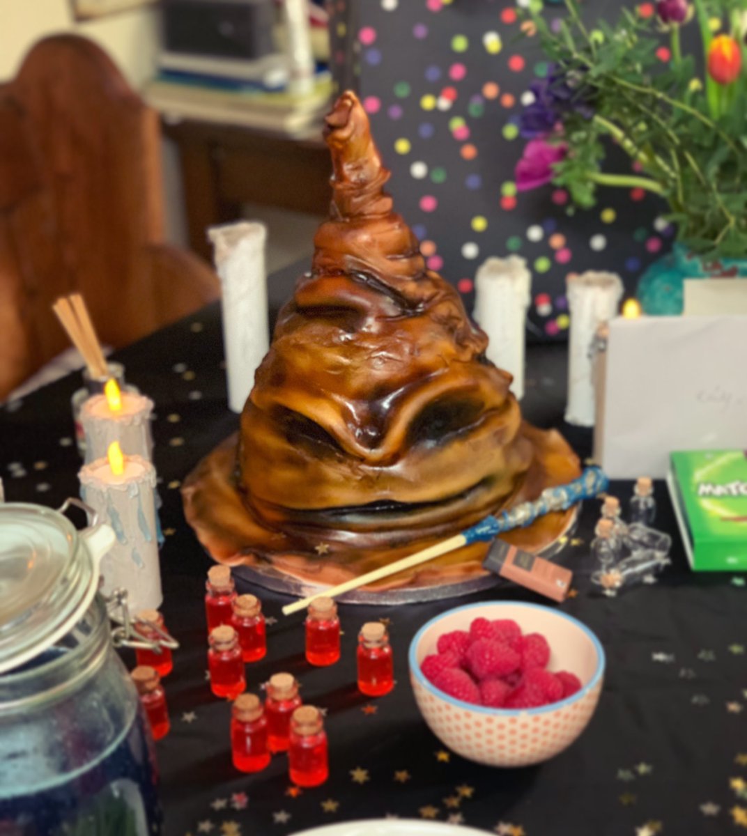 CakesByChlobo's tweet photo. Sorting hat cake. Perfect for a #HarryPotter themed birthday party!!
.
.
.
#CakesByChlobo #BespokeCakes #BakedWithLove #SortingHatCake #HarryPotterCake #SortingHat #CakeArt #FoodPorn #LemonCake #GlutenFree #MischiefManaged https://t.co/bMfaQGSmSb