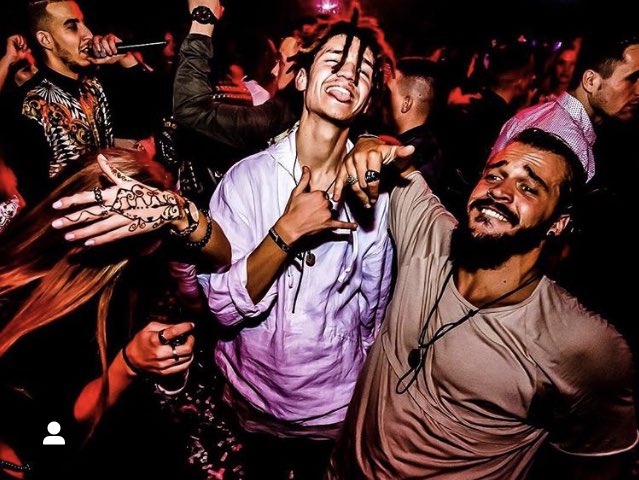 MrFBennet's tweet photo. Challenge #07: Estudiando (Trabajando) vs. Celebrando. 

#MartesFJF #FamilyFJF https://t.co/lPGSmFbBEy