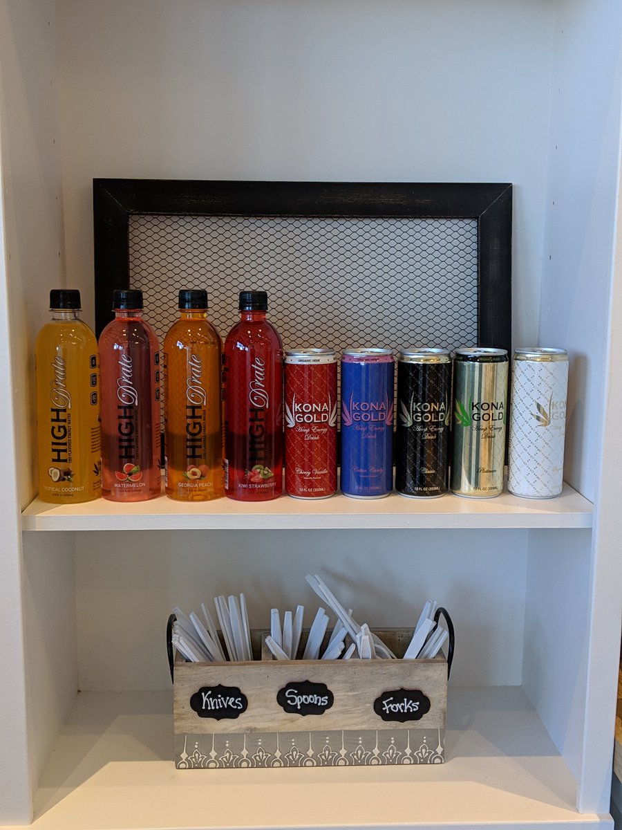 mclaincbd's tweet photo. Franklin, TN, stop by @Smallcakesop and see Paula for a delicious cupcake 🧁 and a hot cup of #KickbackCoffee! Or stop by on a hot day for some of her ice cream 🍦 and an ice cold @KonaGoldHemp #energydrink or #energywater!
#konagold #Highdrate #hemp #CBD #CBDinTN #matcha #Coffee https://t.co/F4ZDdoUVnY
