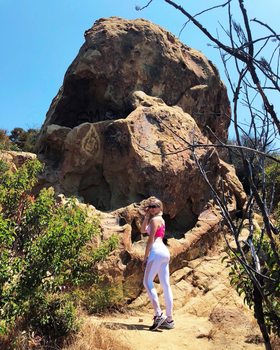 DjElizaMay's tweet image. Perfect weather for a hike! Do you like #hiking guys?  #skullrock #hike