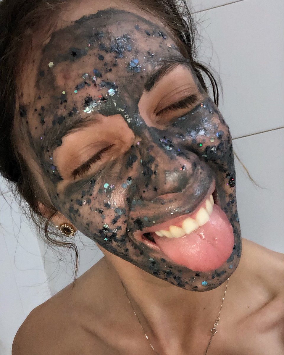 paigelithe_'s tweet photo. Light up your world 🗺 🌟🌈🦄🖤————————————————————————
Glitter ✨ Face Mask 🤪
New!!! Gunmetal Glitter @uniglitterlabs —————————————————
Use my code paigelithe to save 20% off your next amazing 😉 purchase 🤙🏻📦———————————————
#paigelithe #uniglitter #glitterqueen #glitterislife https://t.co/syyMRdwKcd