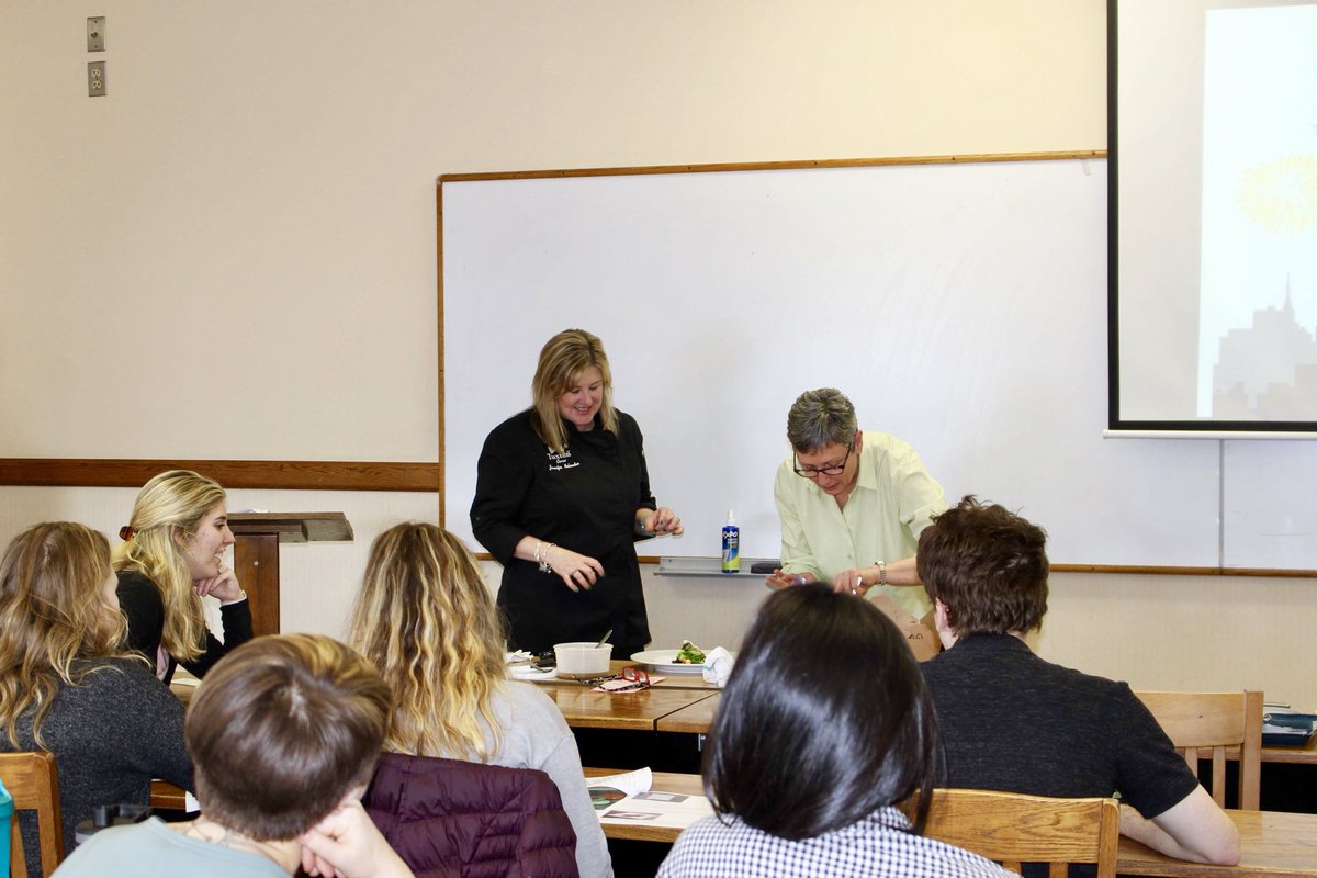 tuxtonchina's tweet photo. Our VP Jenn laid down some knowledge on the importance of plating to students of @CIACulinary Hyde Park, NY campus last week! We enjoyed getting to talk about Tuxton and teach students a thing or two about plateware and customer service!

#tuxtoncares #tuxton #cia #plateware https://t.co/gI6c19tE1o