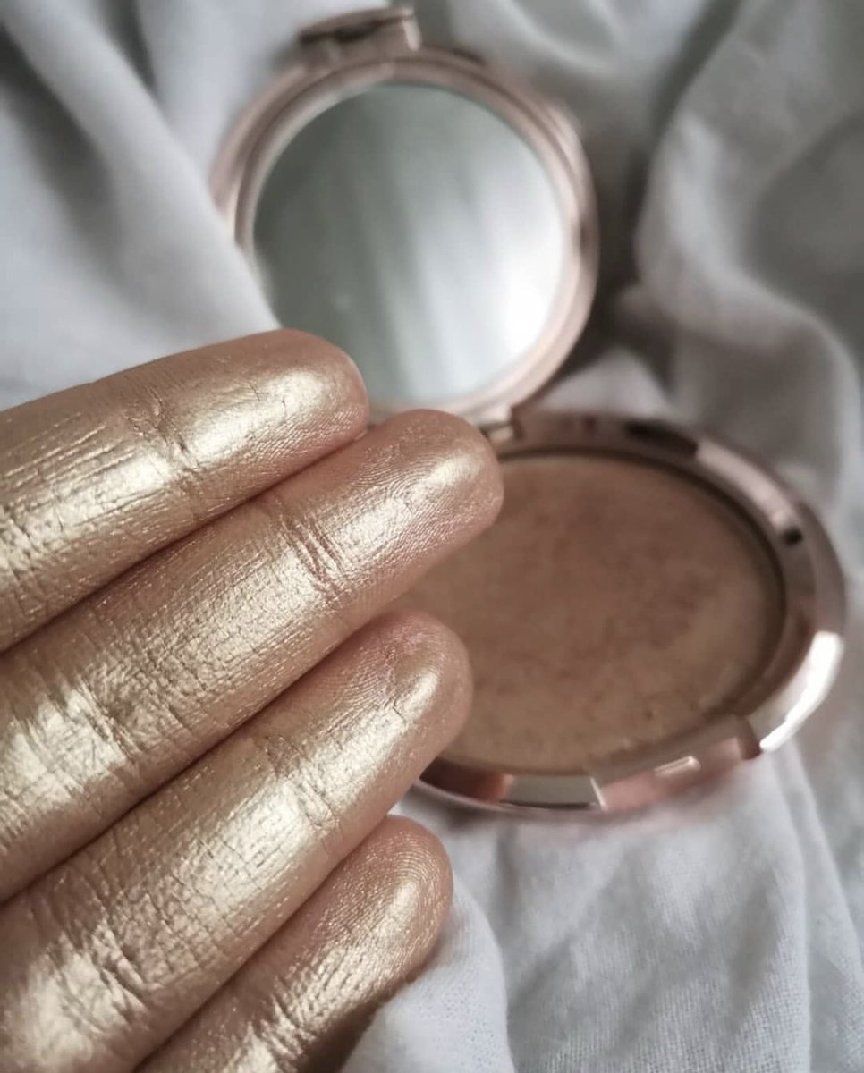 You Glow Girl!✨⚡️Bounce Highlighter In shade 24 Carat 🥕✨ contouring.com/collections/fr…