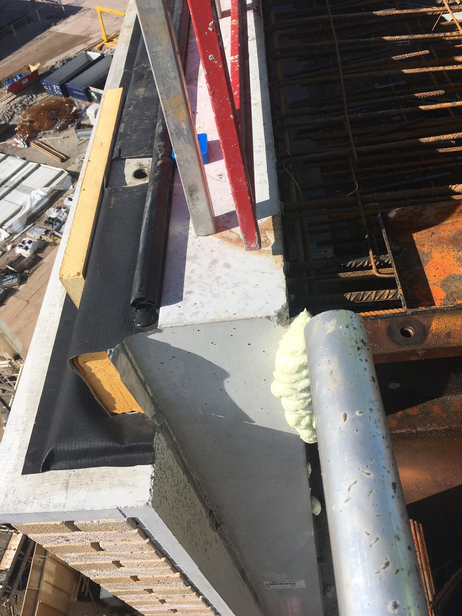 theunkelder's tweet photo. #steigerloosbouwen de sandwich elementen van onze prefab leverancier #hoco worden direct geplaatst in de tunnel kist van #Klink. https://t.co/hxxXoab3h0