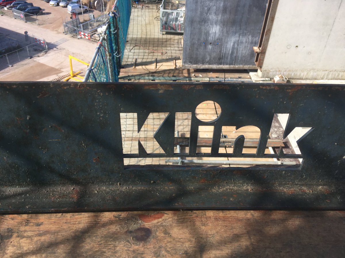 theunkelder's tweet photo. #steigerloosbouwen de sandwich elementen van onze prefab leverancier #hoco worden direct geplaatst in de tunnel kist van #Klink. https://t.co/hxxXoab3h0