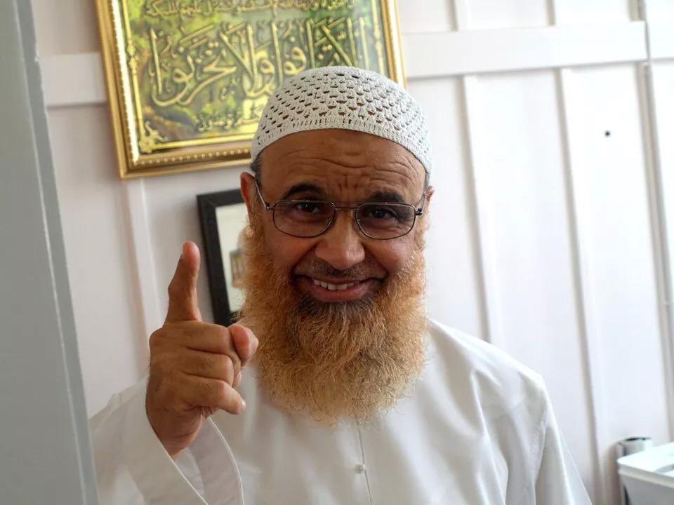 1/2سويسرا توافق على ترحيل الأجانب المتطرفين لدولهم وتؤكد بأن الخوف من تعرضهم للتعذيب بعد الترحيل لن يمنعها من ذلك.بين هؤلاء ليبي يقتات على إعانات الحكومة ولكنه يكفر المجتمع السويسري في خطب المسجد ويدعى صلاح الفيتوري بن سالم مكنى " أبورمضان " ولديه إبن قتيل ضمن مايسمى شورى بنغازي.