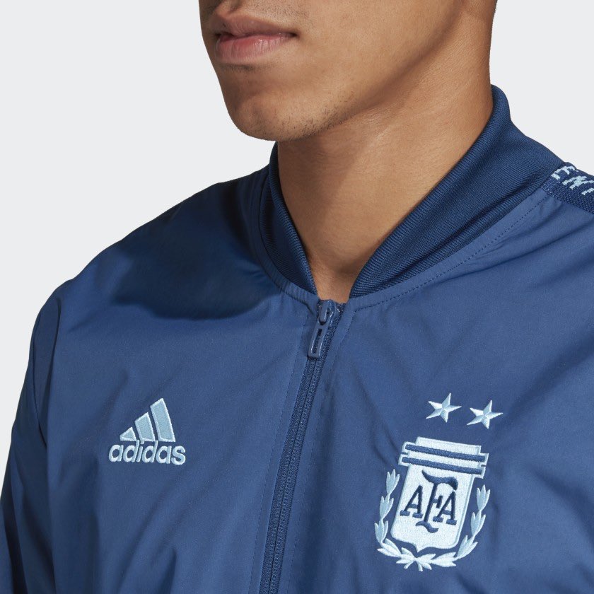 LucasBeltramo's tweet photo. Además de la camiseta titular, @adidasAR lanzó la nueva campera anthem de @Argentina, hecha en sarga con un forro de piqué, bolsillos con cierre y una cinta que dice "Argentina” a lo largo de las mangas. El detalle: es toda azul, en distintas tonalidades.

Su precio: $ 3.499. https://t.co/NAdd2ojX5O