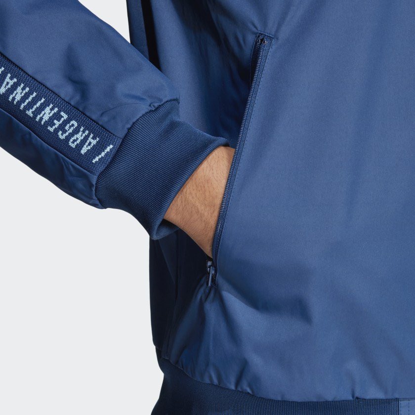 LucasBeltramo's tweet photo. Además de la camiseta titular, @adidasAR lanzó la nueva campera anthem de @Argentina, hecha en sarga con un forro de piqué, bolsillos con cierre y una cinta que dice "Argentina” a lo largo de las mangas. El detalle: es toda azul, en distintas tonalidades.

Su precio: $ 3.499. https://t.co/NAdd2ojX5O