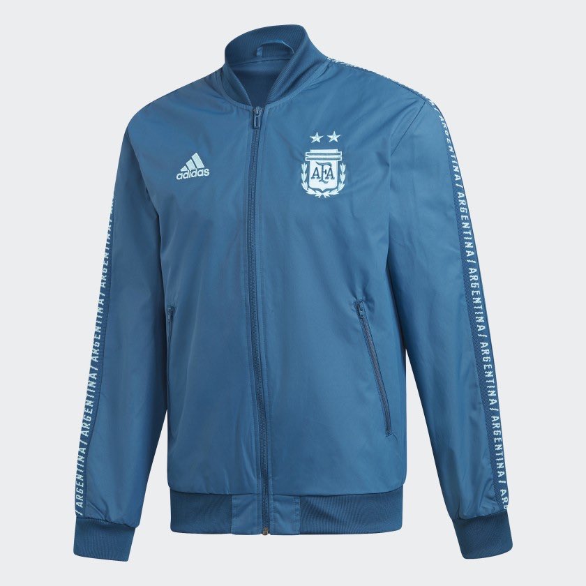 LucasBeltramo's tweet photo. Además de la camiseta titular, @adidasAR lanzó la nueva campera anthem de @Argentina, hecha en sarga con un forro de piqué, bolsillos con cierre y una cinta que dice "Argentina” a lo largo de las mangas. El detalle: es toda azul, en distintas tonalidades.

Su precio: $ 3.499. https://t.co/NAdd2ojX5O