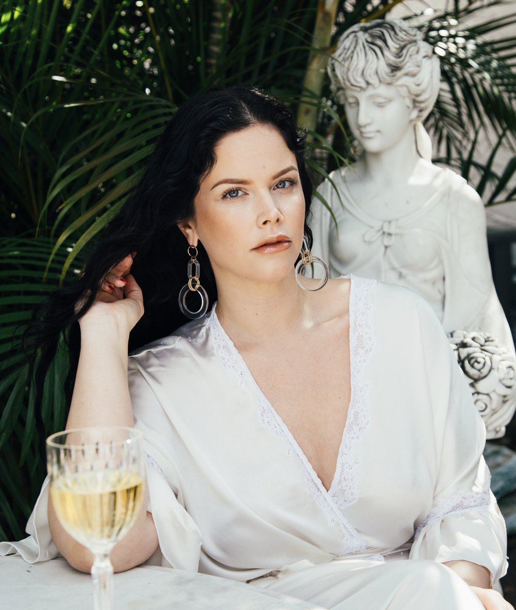 ElexisAnsley's tweet photo. With love - Elexis Ansley

Cc:@awomlab &amp; @soakiba 📸:@lexeye 💄: @mimiperroni 
#fashioneditorial #creativedirection #creativephotography #awom #awomclub #miami  #singer #songwriter #musician #marble #wine #wineglass #whitewine #sauvignonblanc #silk #robe #blueeyes https://t.co/7uEcRRdQVy