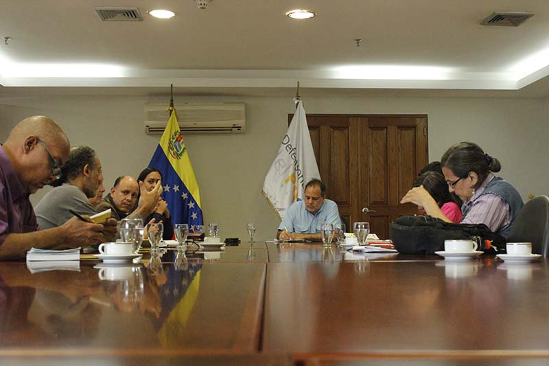 Defensoria_Vzla's tweet photo. Defensor del Pueblo @aruizddp atendió peticiones de Movimiento de Inquilinos y de Pobladores ante desalojos arbitrarios
  https://t.co/CoDw0m8lE3 https://t.co/rWfeWC5oJE