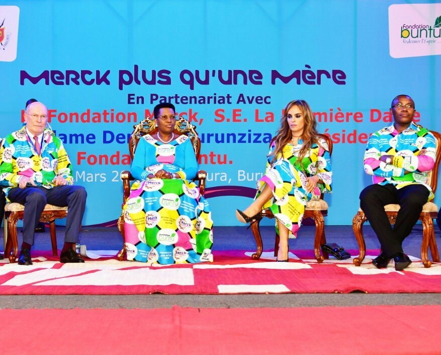 IngoMagazine's tweet photo. Dans son discours lors du lancement de  #morethanamother, le Ministre de la @minisante, @ThaddeeDr a  remercié  la @1rstLadyBurundi d'avoir accepté d'être l'ambassadrice de Merck plus qu'une mère au #Burundi, un programme qui sera plus bénéfique aux couples infertiles https://t.co/WtAincKkLA