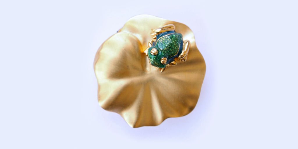 FlotsamMich's tweet photo. Beautifully collectible - Estee Lauder solid perfume compact of a frog on a lilypad. https://t.co/srFe605jx0 #perfumecompact #collectible #EsteeLauder #frog #Knowing https://t.co/VsfUFcnPhV