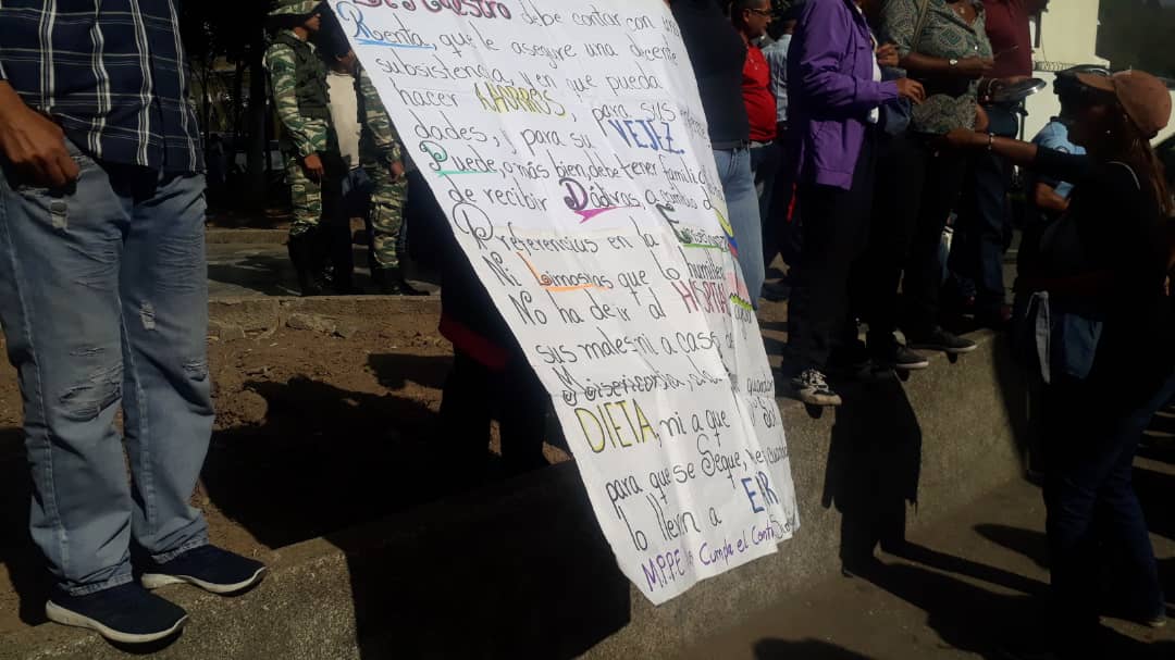 ElTequeno's tweet photo. Seis docentes heridos durante ataque chavista encabezado por diputados del PSUV https://t.co/LNY5Z9uzGW https://t.co/Q0IJsyibCl