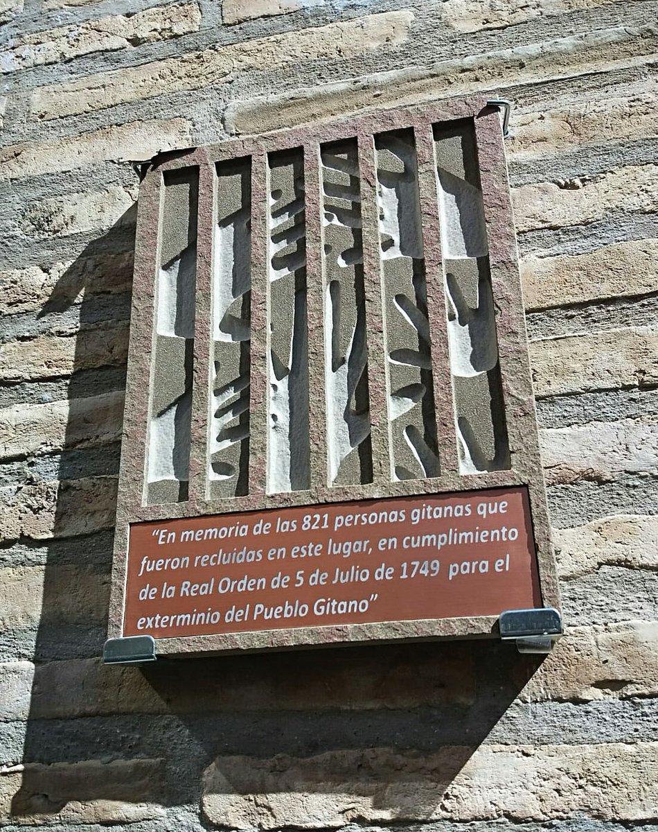gitanos_org_ZGZ's tweet photo. La FSG Aragón ha colaborado en un día histórico para el reconocimiento del Pueblo Gitano en su Comunidad. Se ha instalado una placa en la sede del Gobierno de Aragón en recuerdo de las 821 mujeres y niños gitanos encarcelados en ese mismo edificio en 1749 durante La Gran Redada. https://t.co/7ijpw6ku6m